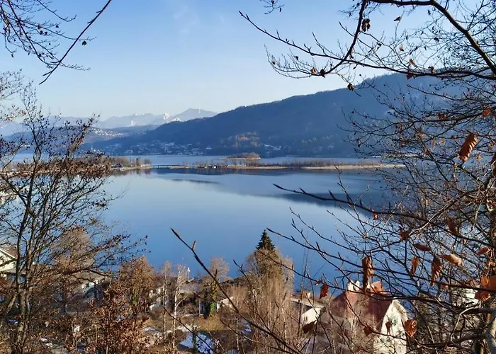 Haus Im Seegebiet Von 펜션 빌라흐